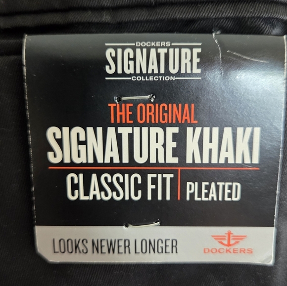 NWT Dockers | Black Classic Fit Signature Khaki Pleated Pants Mens Size 38 - Picture 2 of 8